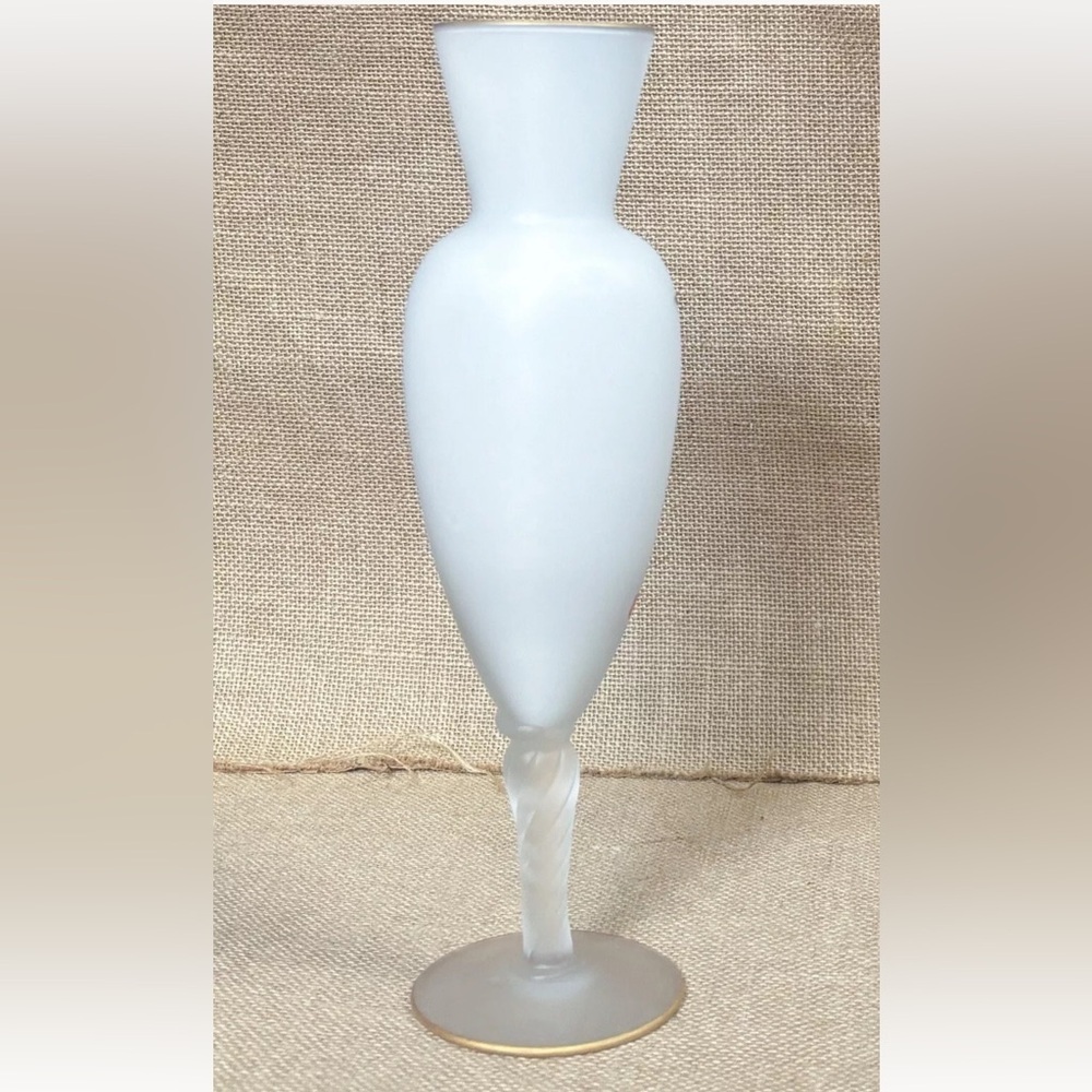 Vintage White Satin Glass Sparrow Pedestal Vase Cottage Core Classic Elegant - Picture 4 of 8
